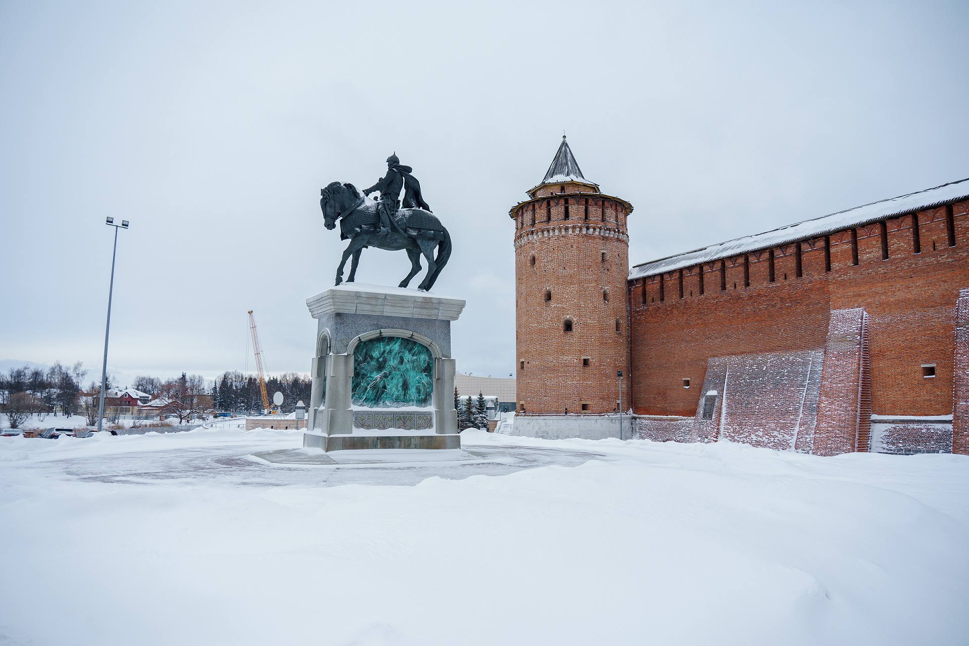 Памятник Дмитрию Донскому у Коломенского кремля