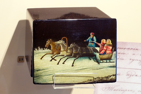  Главный символ федоскинской лаковой миниатюры — русская конная тройка. Фото: http://www.folkartmo.ru