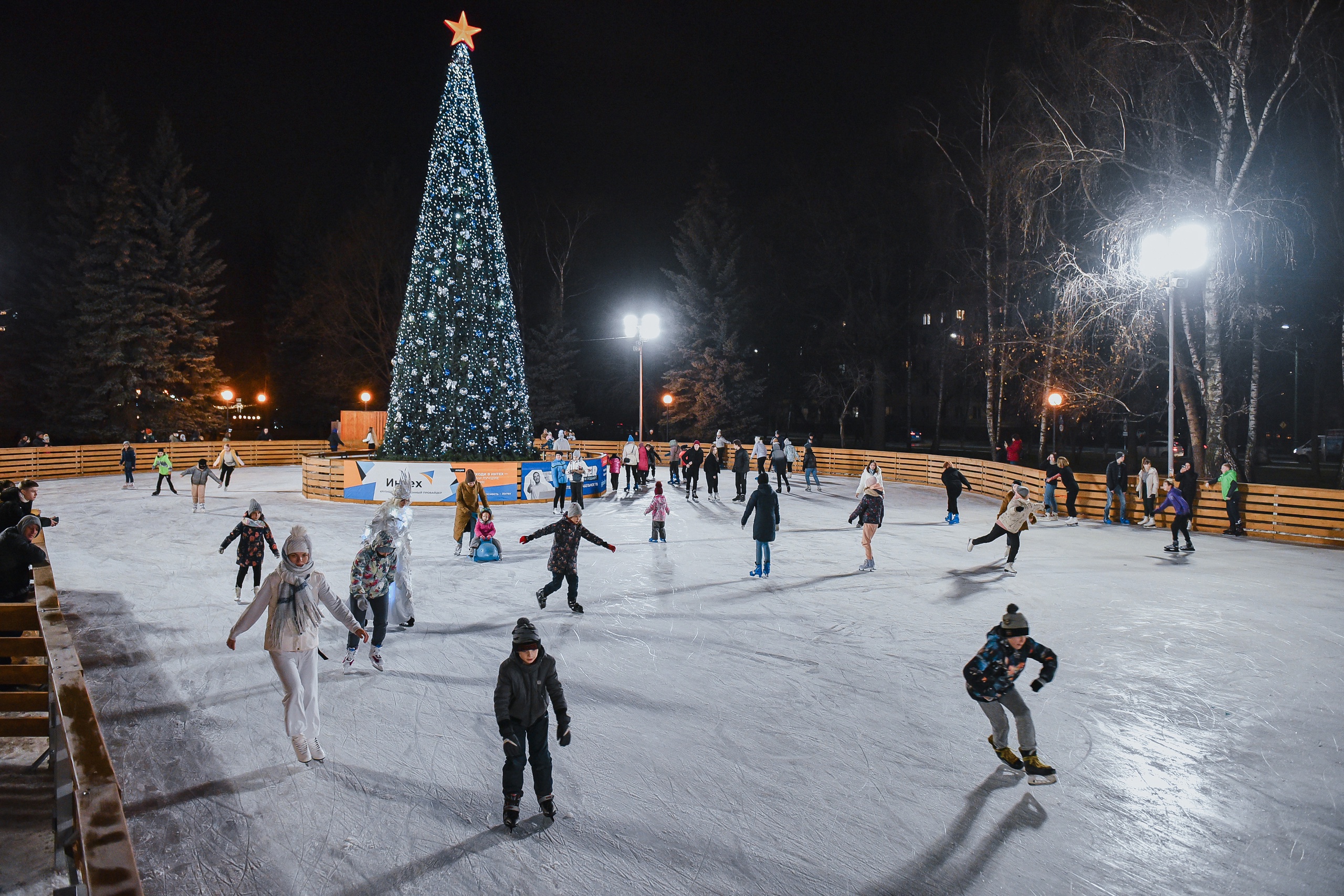 Каток в сквере «Юбилейный» — одно из самых популярных мест для катания на коньках в Подмосковье