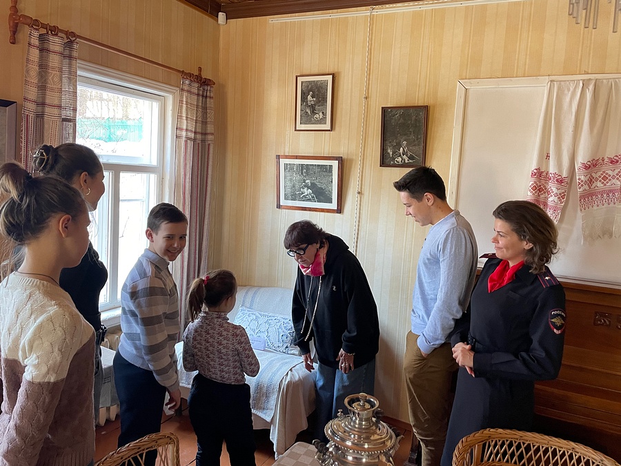 Экскурсию для многодетной семьи провели в доме-музее имени М. М. Пришвина. Фото: https://odin.ru