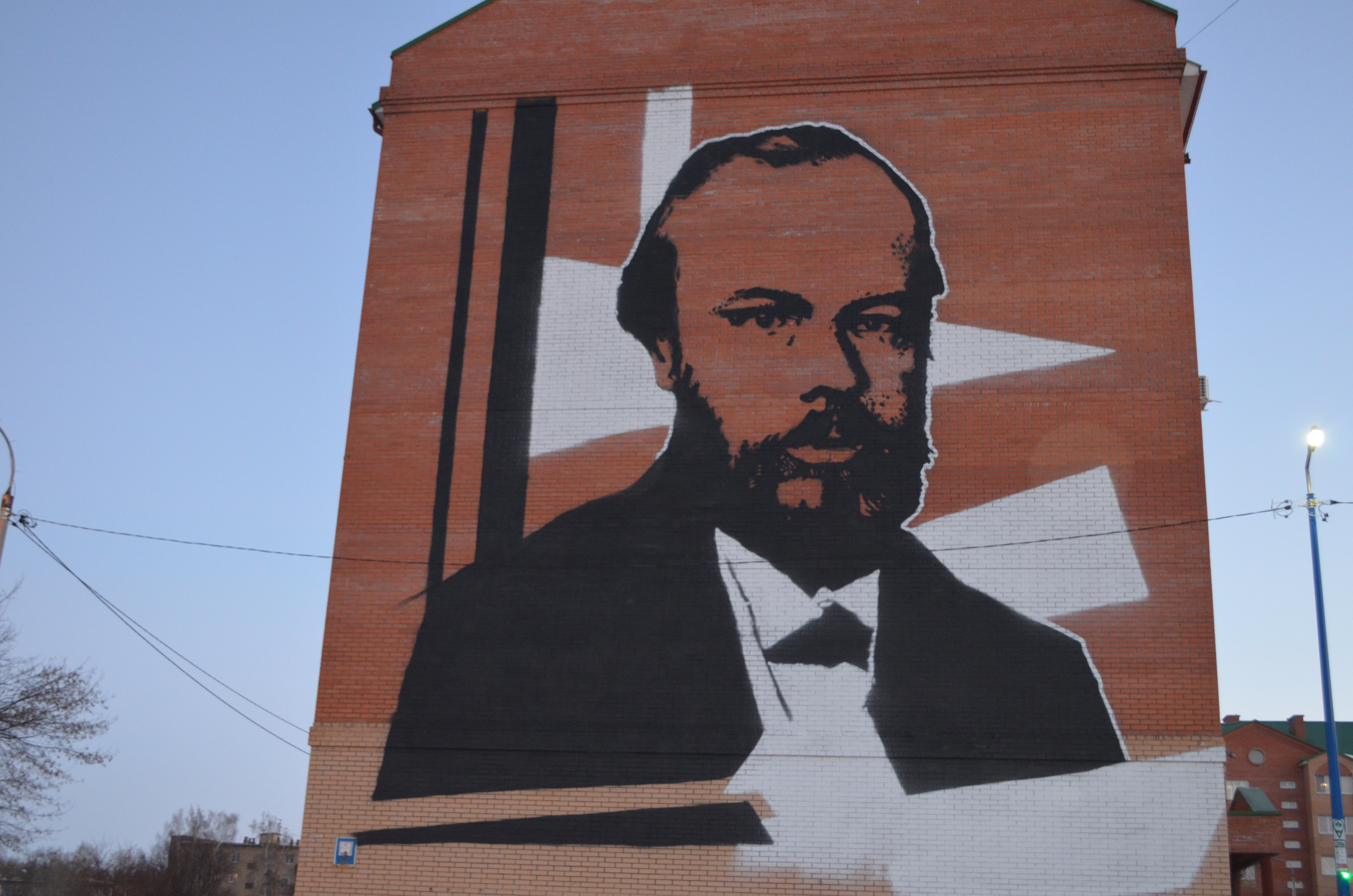 Портрет Достоевского появился на торцевой стене пятиэтажного дома в Зарайске. Фото: https://лицаподмосковья.рф