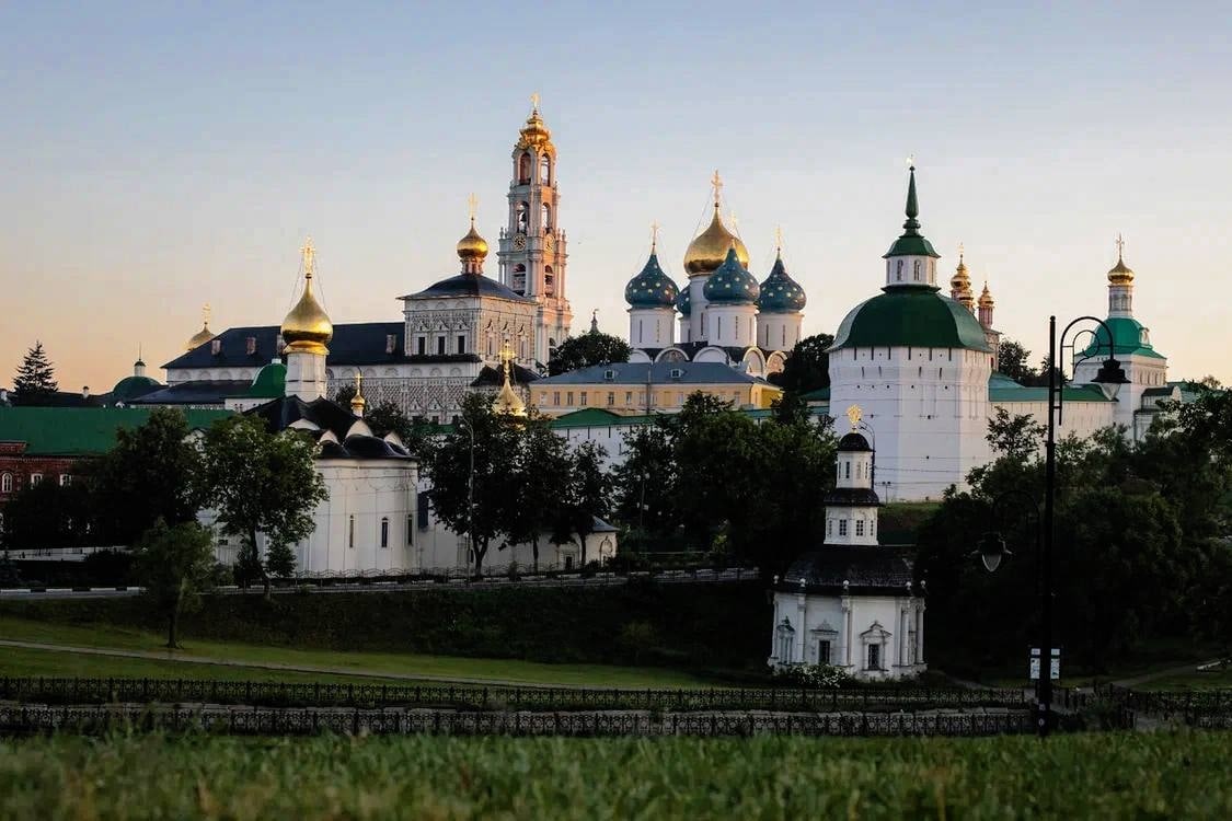Свято-Троицкая Сергиева лавра — крупнейший православный мужской ставропигиальный монастырь Русской Православной Церкви
