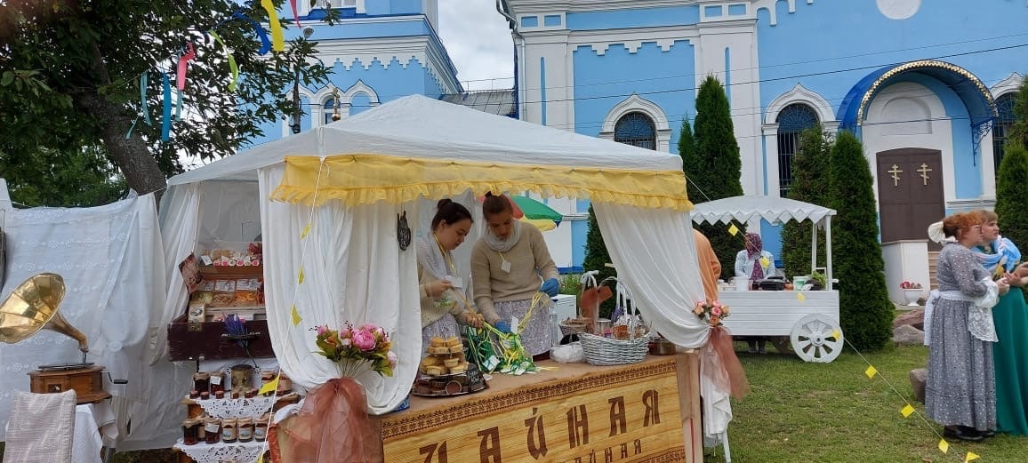 Традиции царской семьи увидят гости подмосковного фестиваля «Ромашковое поле»