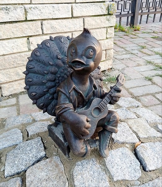 Мини-скульптура павлина-музыканта появилась в Серпухове
