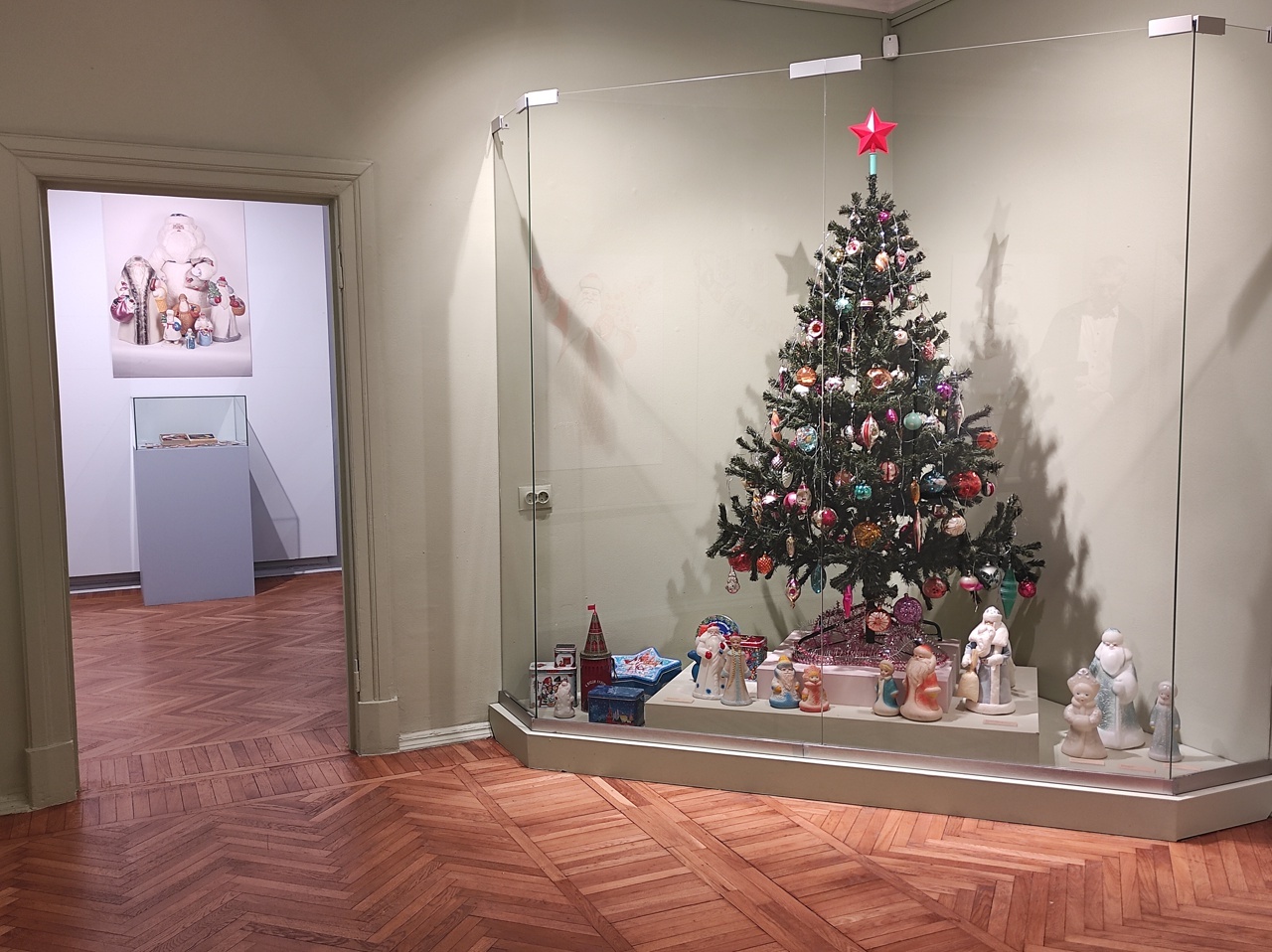 Выставка «Здравствуй, Дедушка Мороз!» открылась в музее-заповеднике «Горки Ленинские»