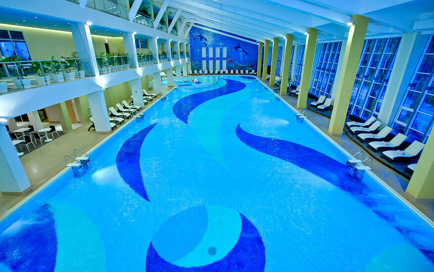 Бассейн в подмосковном отеле Les Art Resort