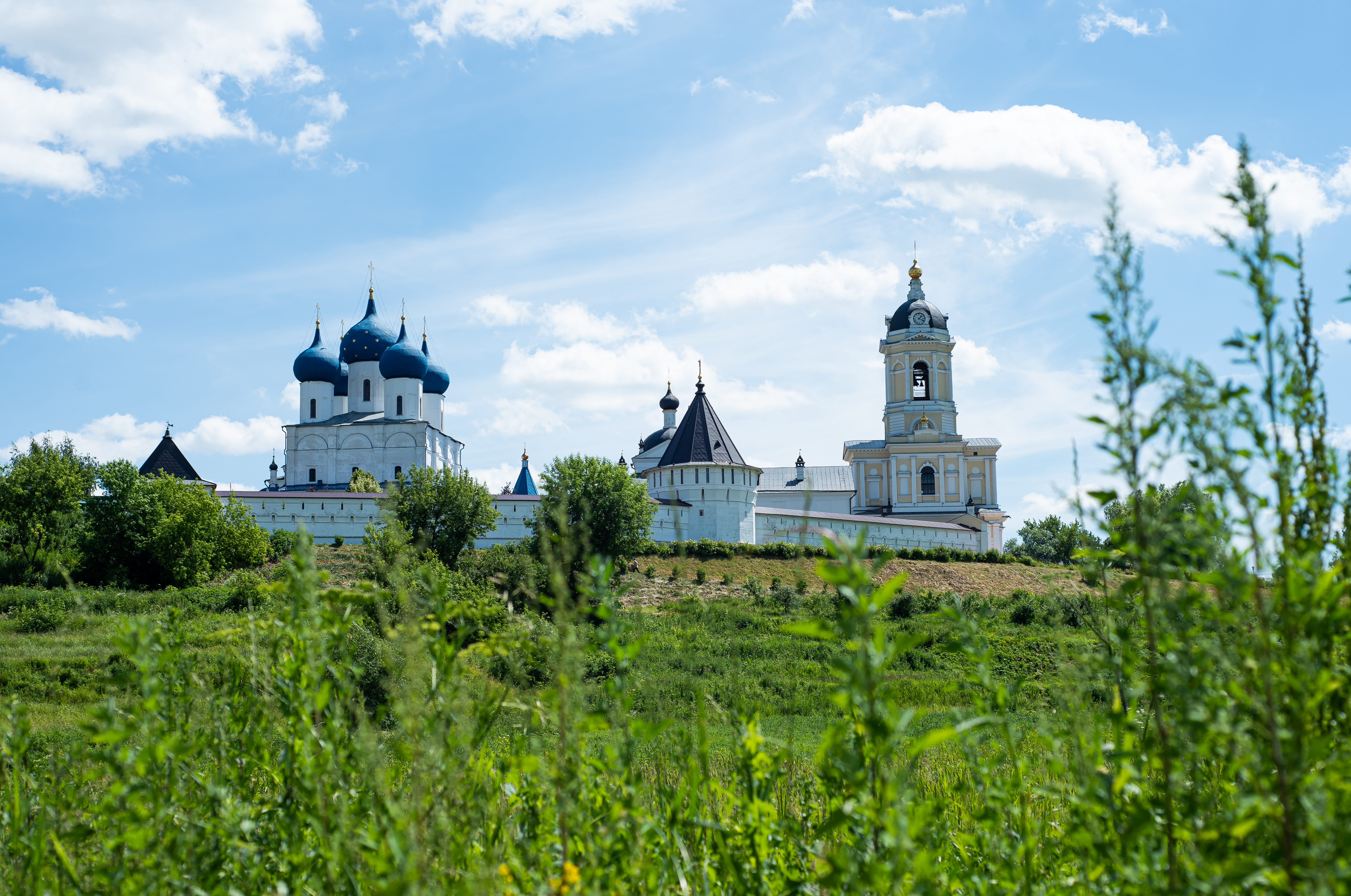 Высоцкий мужской монастырь летом