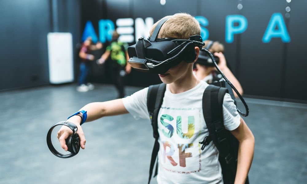 Посетитель клуба виртуальной реальности в Мытищах Arena Space