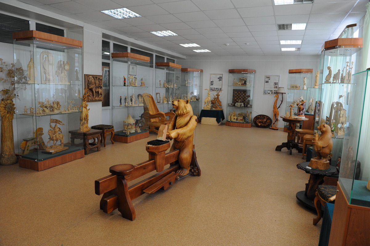 Экспонаты Богородской фабрики художественной резьбы по дереву