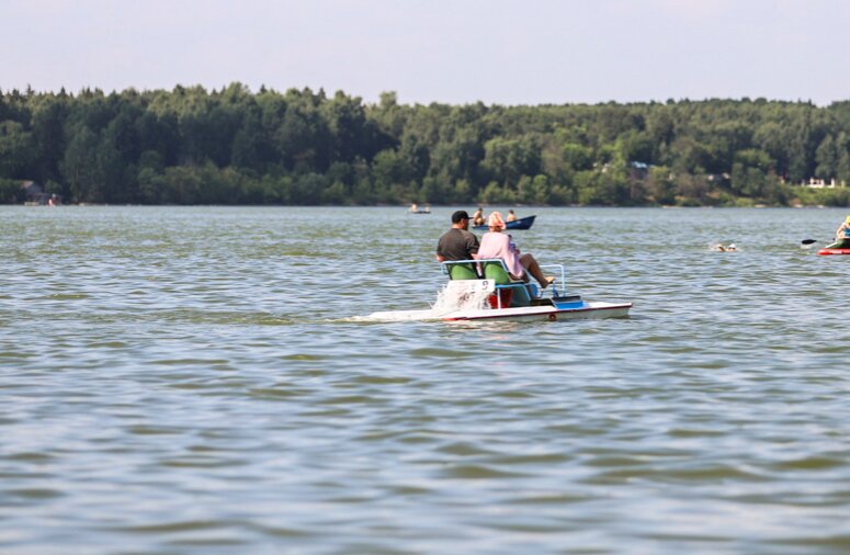 Катание на лодках на озере Сенеж