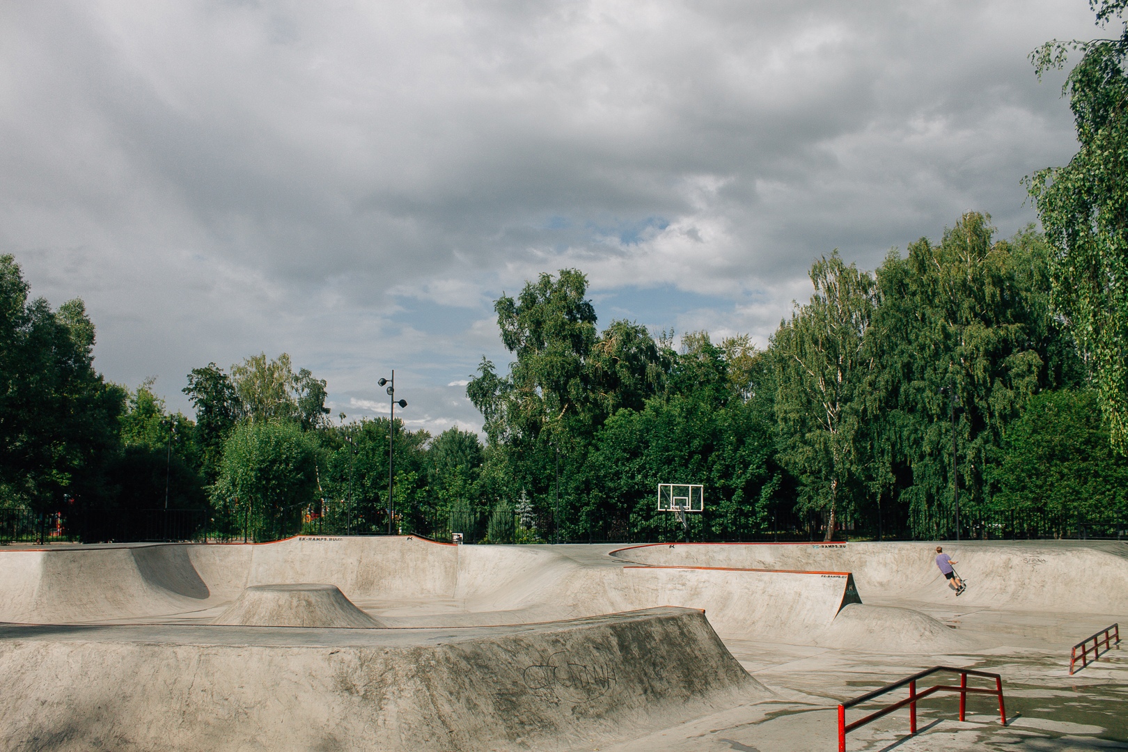 Скейт-площадка в парке Мира в Мытищах
