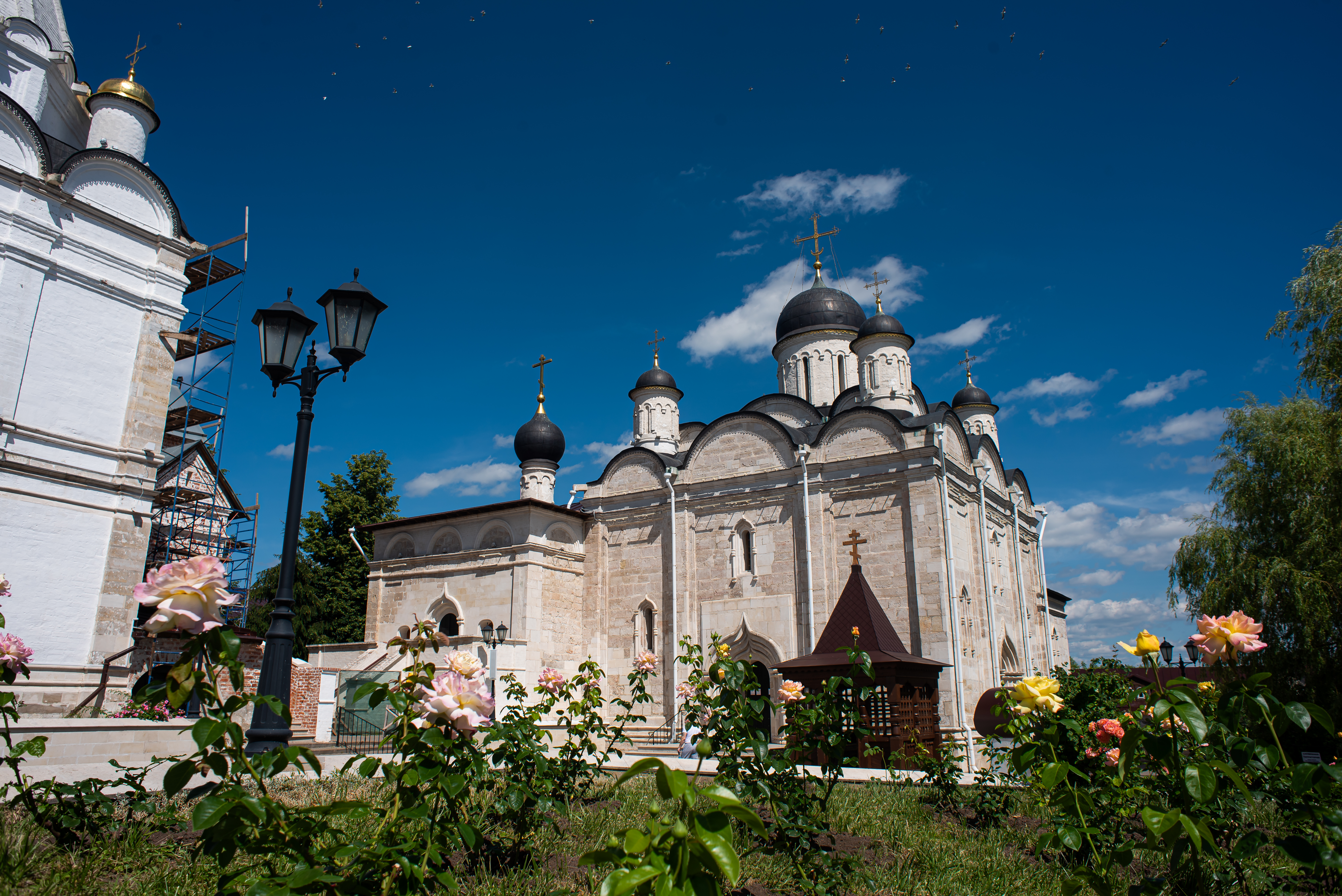 Летние виды Владычного женского монастыря