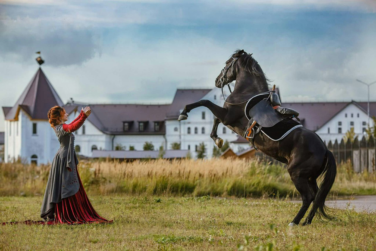 Фотосессия с лошадью в национальном конном парке «Русь» 