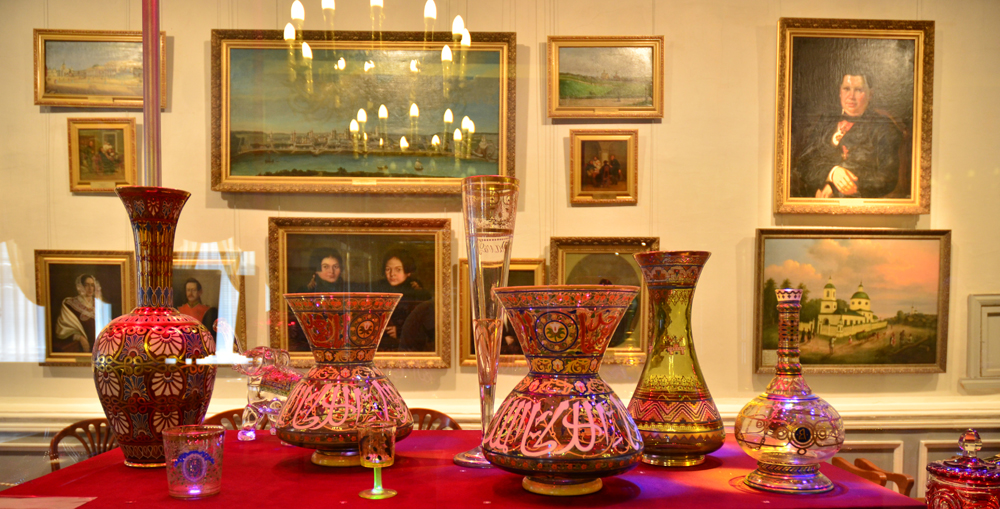Часть коллекции стекла Егорьевского музея