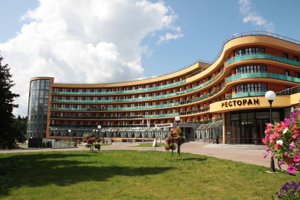 Главное здание отеля «Снегири» в Подмосковье